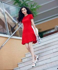 女明星网红裙子,女明星网红裙装秀，演绎潮流风采