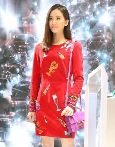 女明星网红裙子,女明星网红裙装秀，演绎潮流风采