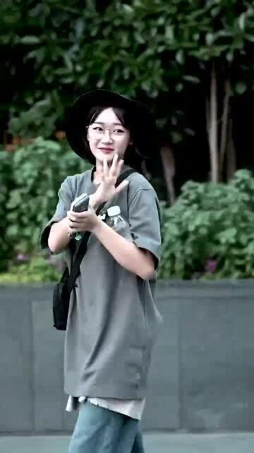 街头都是明星网红叫什么,明星网红云集，演绎时尚盛宴